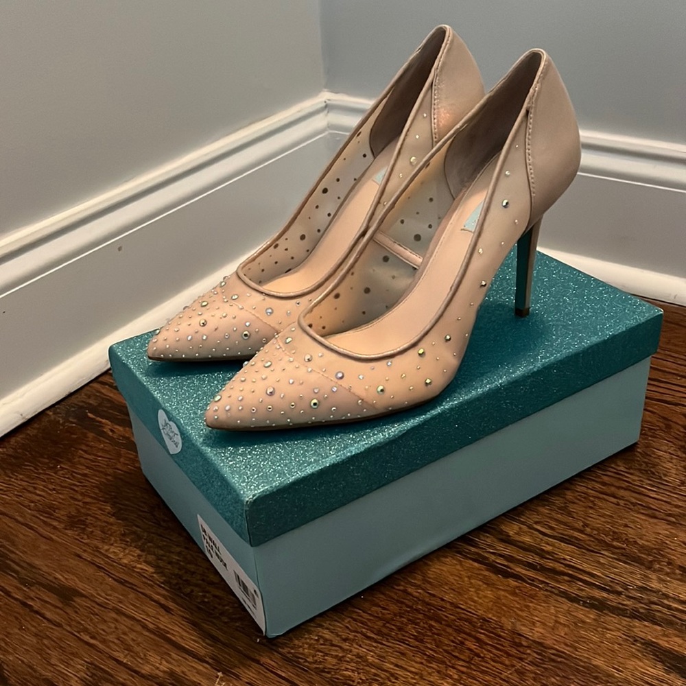 Blue by Betsey Johnson Jeweled Pointed Toe Stiletto Pumps | Nude | size 10